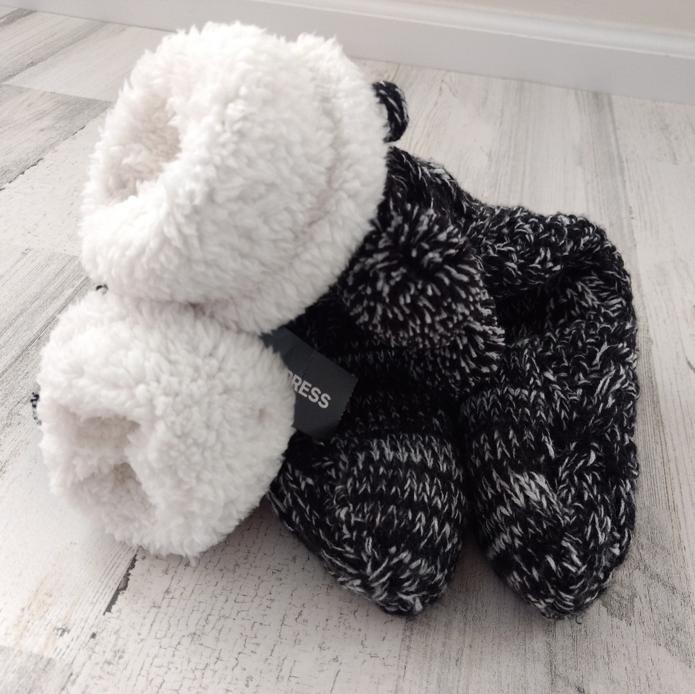Express Slipper Socks Women's Black Poms